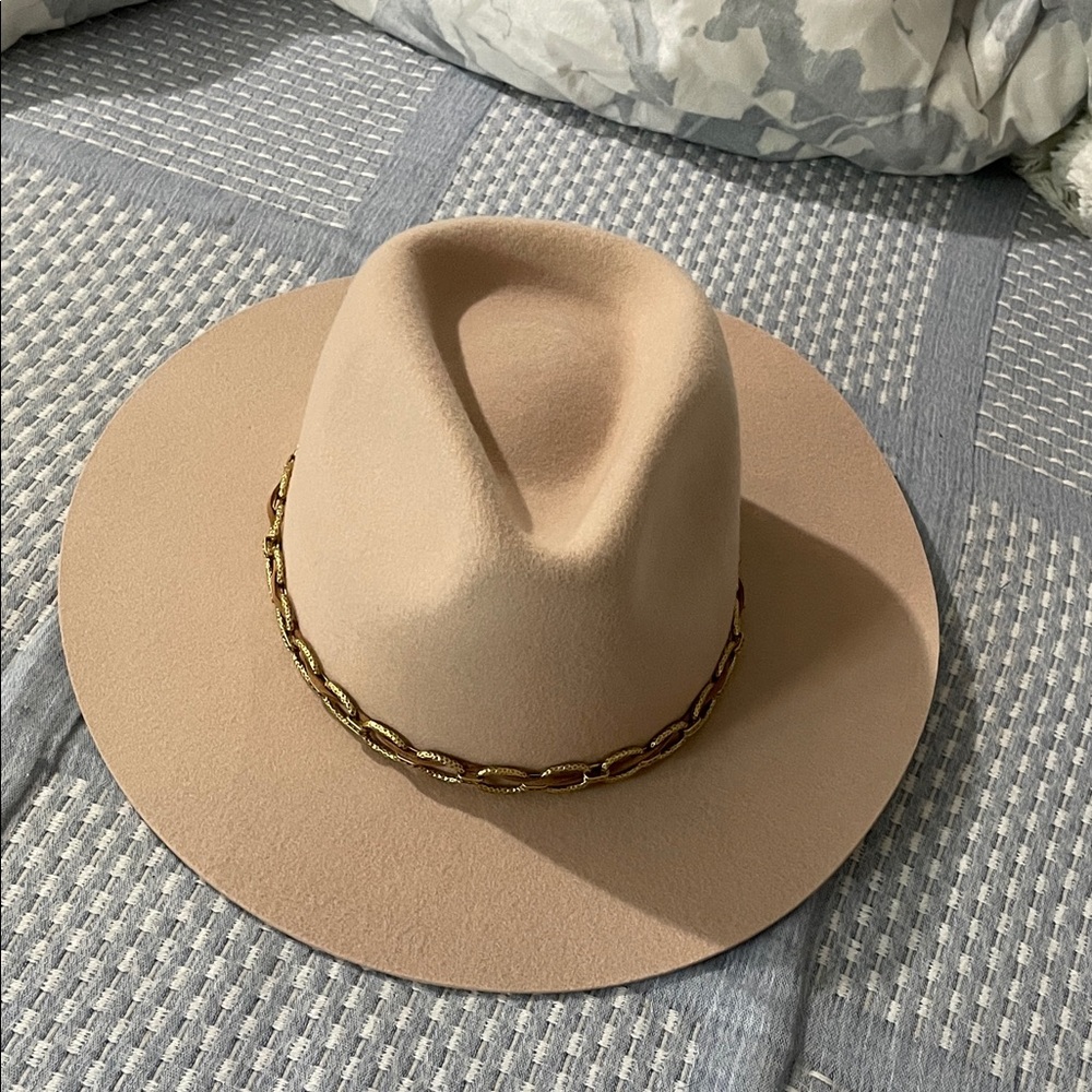 Kendra Scott Beige Fedora with Gold Chain